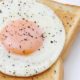 忙しい朝に「食パン×卵」で作るボリューム朝食レシピ10選｜時短で栄養満点の作り方