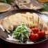 鶏むね肉をしっとり柔らかに！酒蒸しの簡単レシピ【高タンパク低糖質】